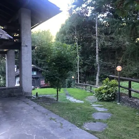 Spaziosa Taverna Accanto Alle Piste Da Sci Hébergement de vacances *