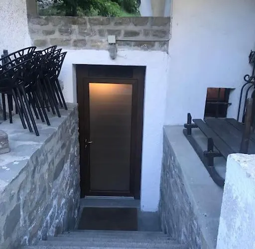 Large Taverna 2br 2ba Steps To Lift Full Kitchen *